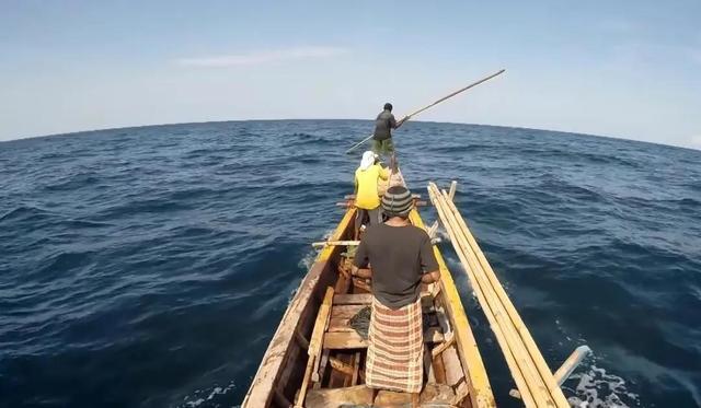 原始捕鲸猎人：用最简陋的武器就能捕五条10米长九游会J9 J9九游会的抹香鲸(图6)