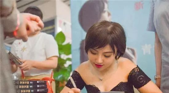J9九游会 九游会J9本地美女作家航海小说《猎海日志·皇家宝藏》昆明首发(图1)
