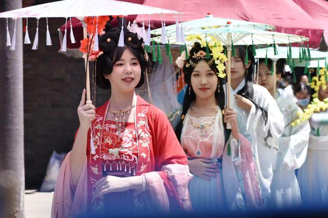 J9九游会 九游会J9戏剧体验首秀、汉服巡游来北塘打包你的“双节”八天快乐！(图4)