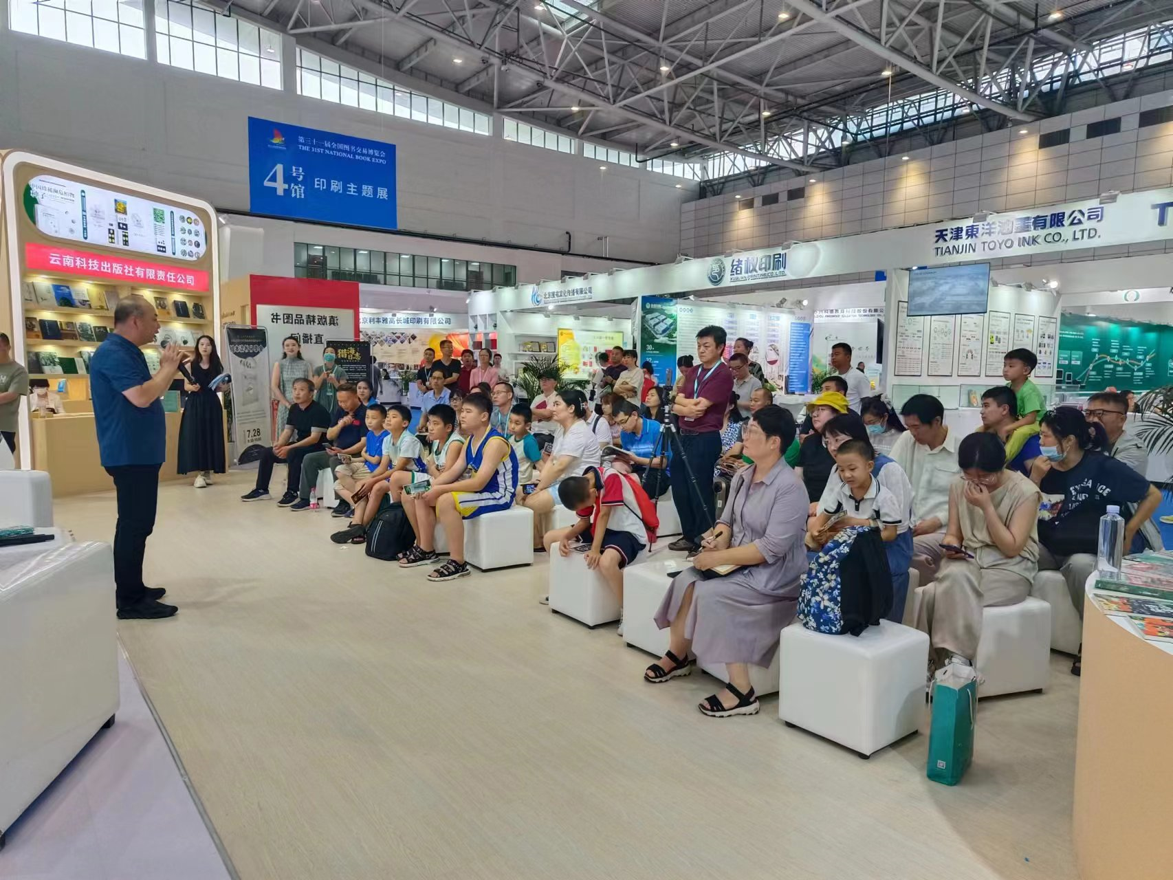 J9九游会 九游会J9全新阅读体验！来看打开《猎海日志》的正确方式(图1)