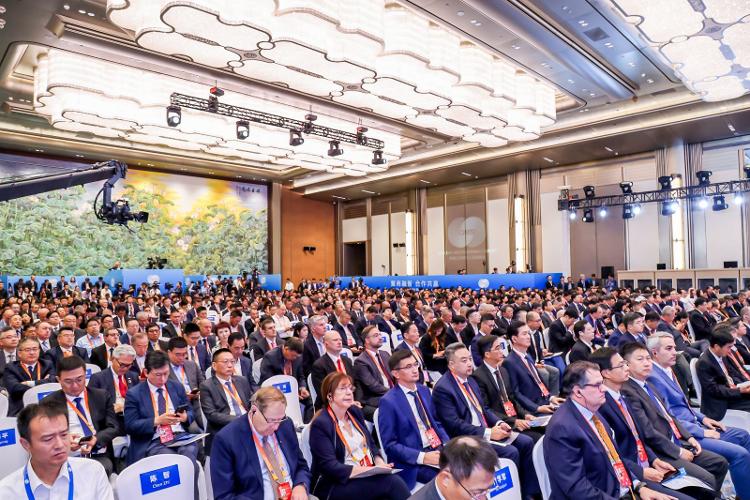 J9九游会 九游会J9乘“峰”起！416家跨国公司领导人齐聚青岛共享“中国机遇”(图3)